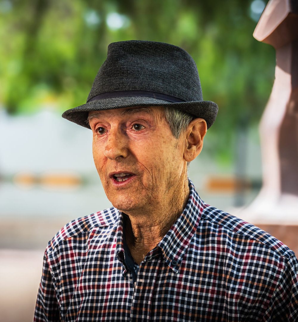 Gabriel Rancel, un hombre mayor con sombrero, habla sobre su amor por la tierra y su dedicación a las raíces en una entrevista.
