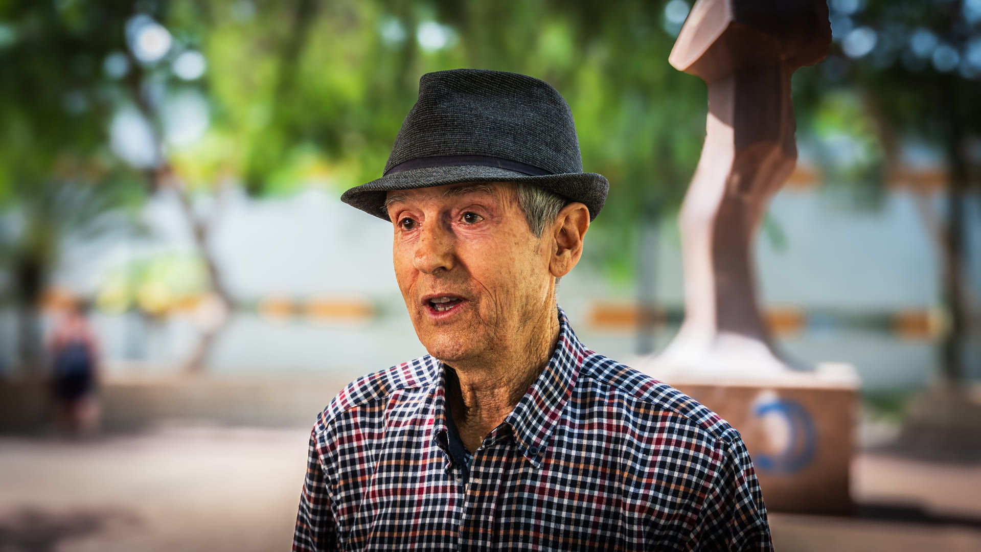 Gabriel Rancel, un hombre mayor con sombrero, habla sobre su amor por la tierra y su dedicación a las raíces en una entrevista.