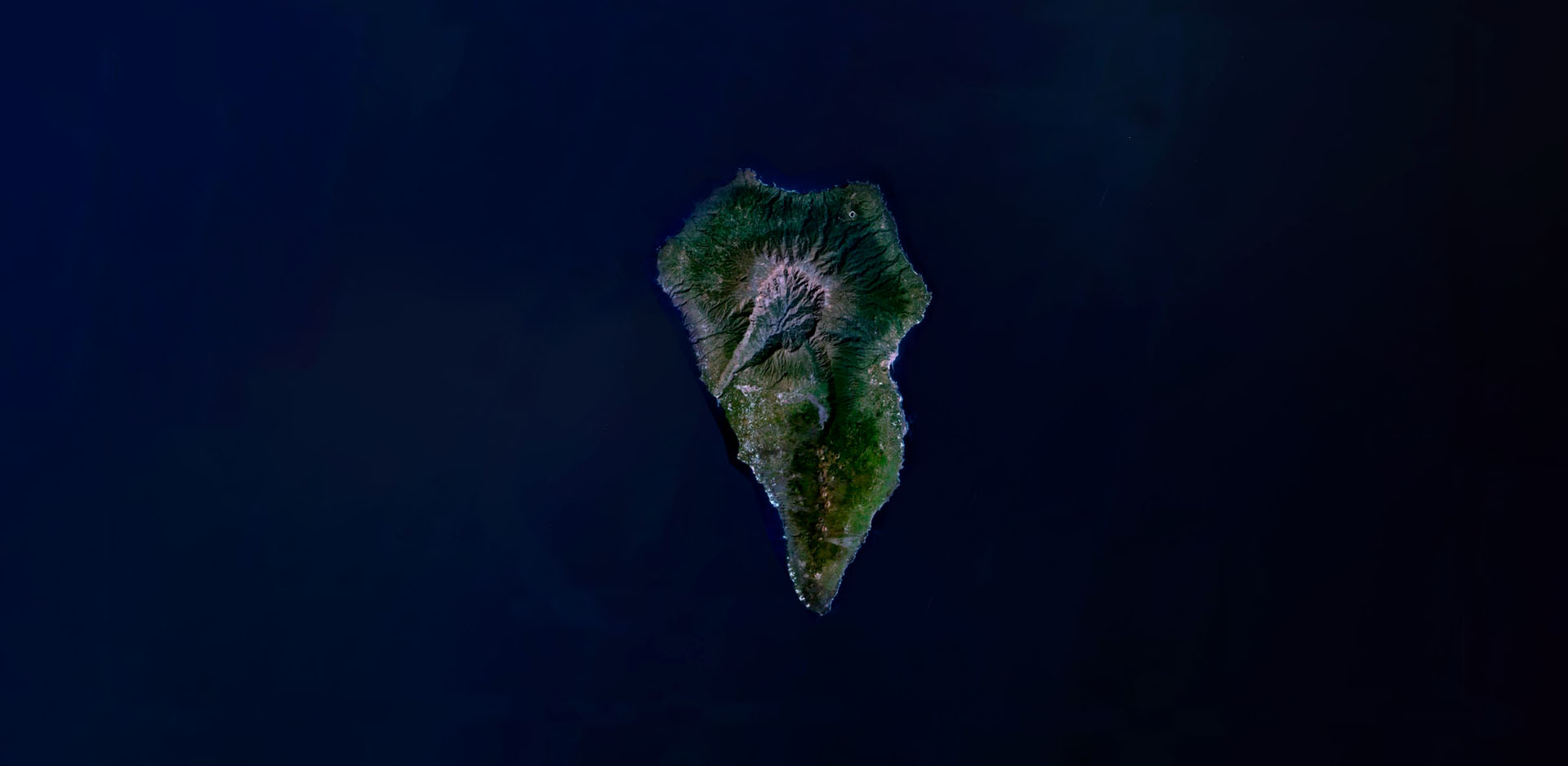 Imagen satelital de la isla de La Palma en el océano Atlántico.