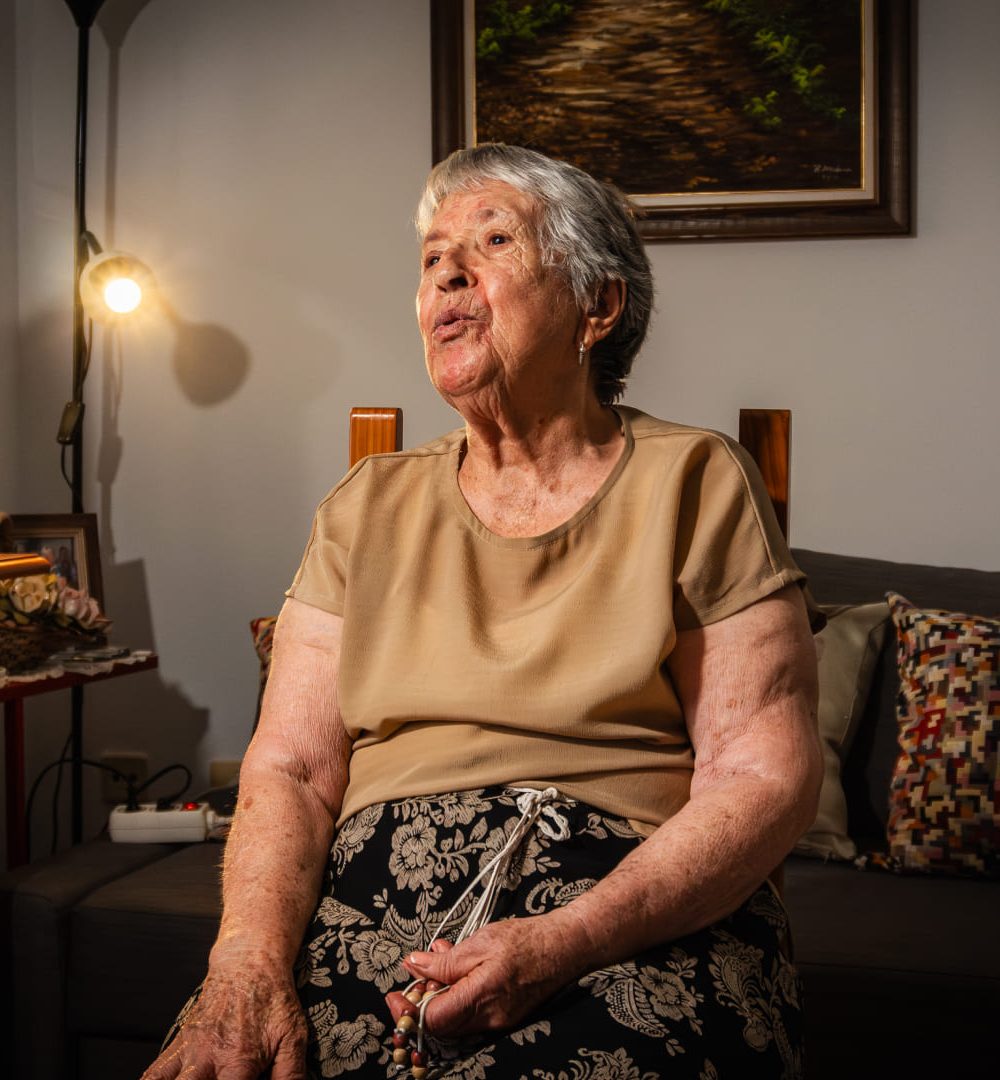 Doña Elpidia, una mujer de 88 años, comparte su pasión por el arte y la familia durante una entrevista.