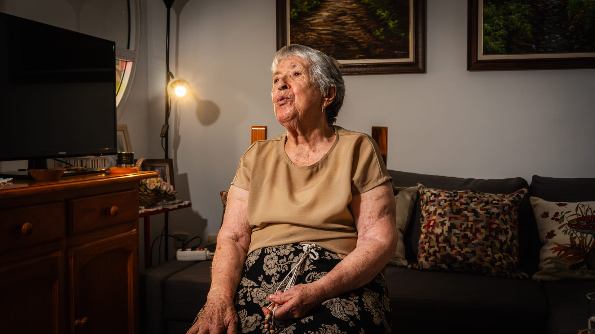 Doña Elpidia, una mujer de 88 años, comparte su pasión por el arte y la familia durante una entrevista.