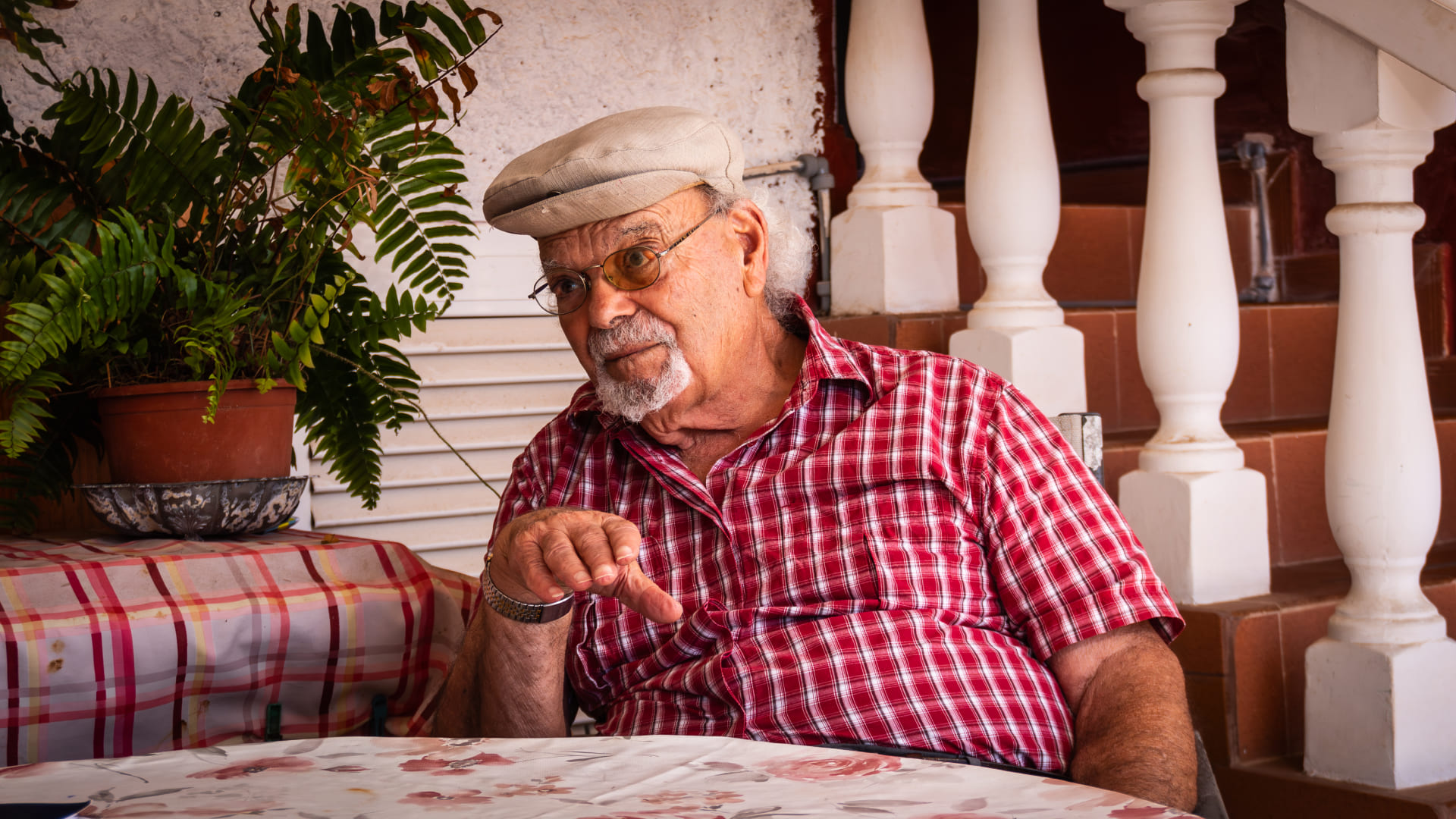 Rolando Rguez, un hombre de 91 años, defensor de la justicia y la igualdad, durante una entrevista.